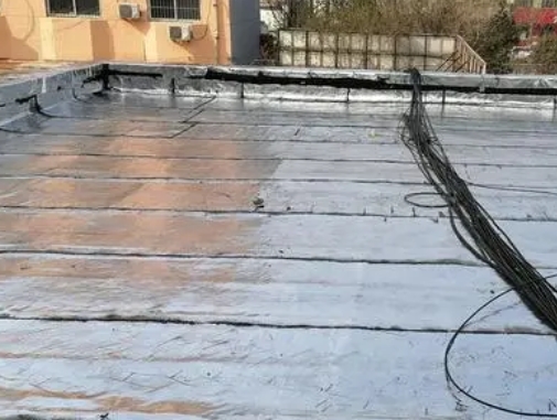 安泽卫生间漏水维修公司分享下安泽屋面楼顶防水刚性防水层施工要点。